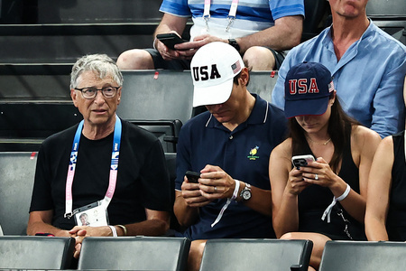 体操女子を観戦する米実業家のビル・ゲイツさん（左、2024年7月30日撮影）。