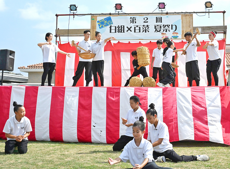 町内の民間有志が協力して開催した「白組×百菜夏祭り」のステージ＝10日、伊仙町伊仙