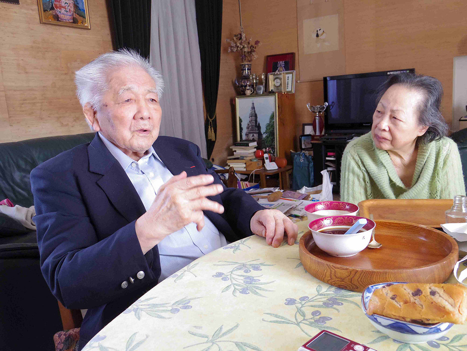 半生を振り返る粟津正蔵さんと妻・民枝さん（2015年6月）【撮影：粟野仁雄】