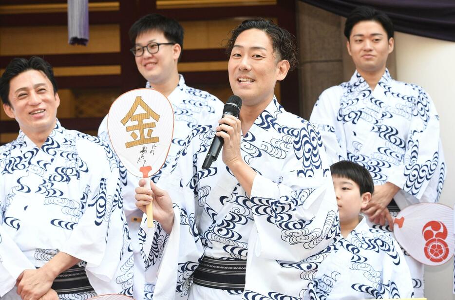 　あいさつをする中村勘九郎（中央）＝撮影・佐々木彰尚