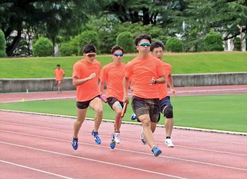 東北総合スポーツ大会で日本選手権の参加標準記録突破を狙う（左から）斎藤、秋山、沢田、櫛田