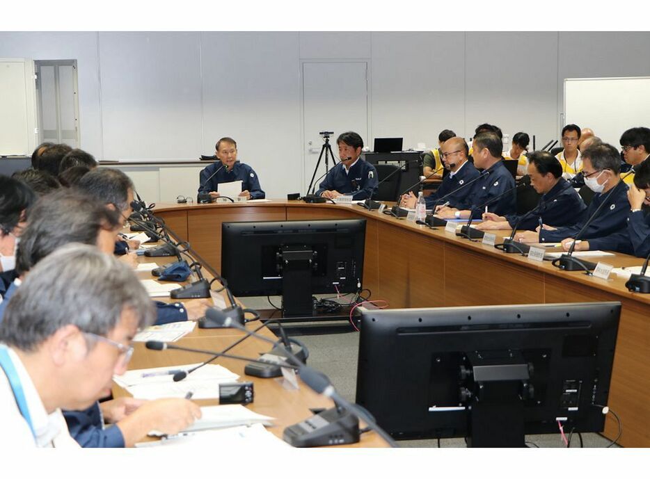 気象庁の南海トラフ地震臨時情報発表を受けて開かれた県災害対策本部会議（８日、和歌山県庁で）