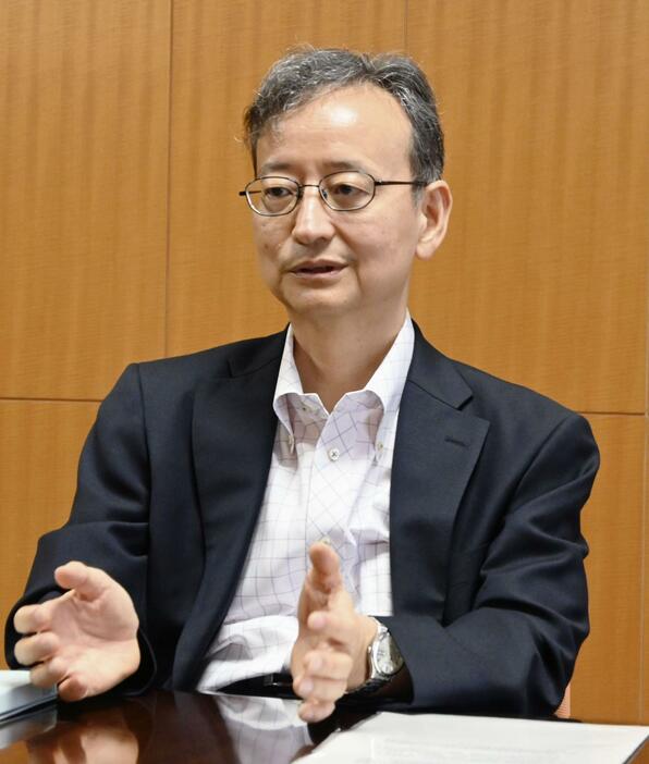 インタビューに応じる金融庁の井藤英樹長官