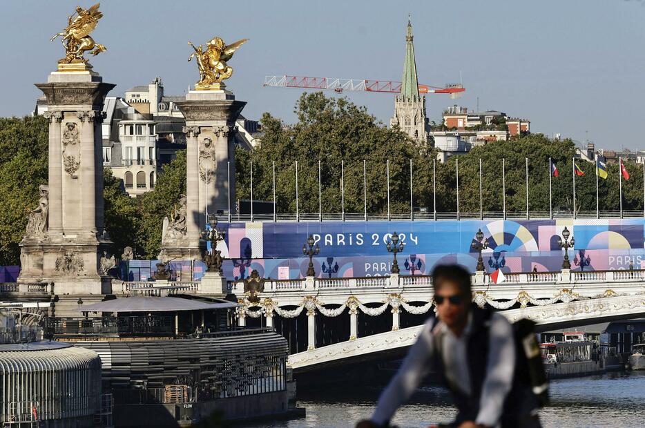 パリ・パラリンピックの開幕を控えたパリ市内＝28日（共同）