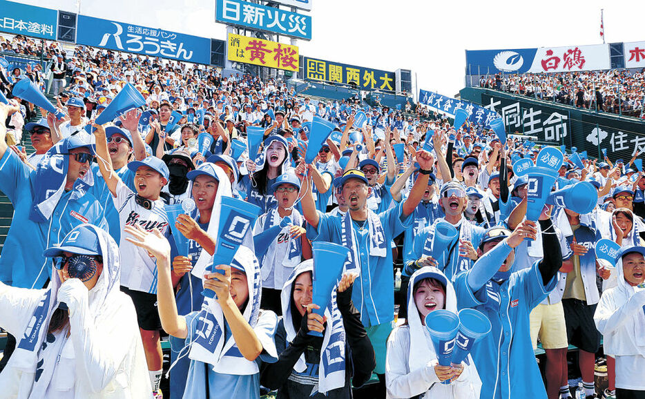 小松大谷の好プレーに沸くアルプス応援席＝甲子園球場