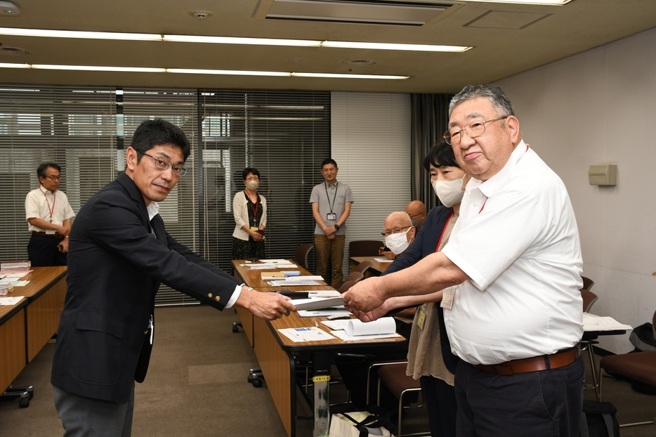 厚労省職員に要望書を手渡す関口直久桐生市議会議員（右）ら