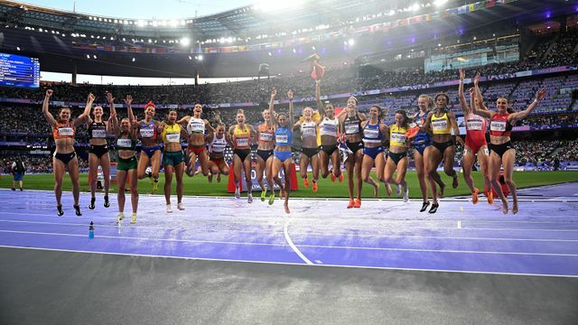 競技後、全員で記念写真をする選手たち(写真：新華社/アフロ)