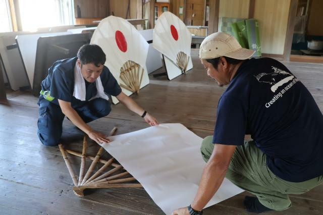 都井岬火まつりの柱松で使う日の丸扇を作る柱松保存会の会員ら