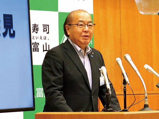 お盆期間中の新型コロナの感染対策を呼びかける新田八朗知事＝県庁