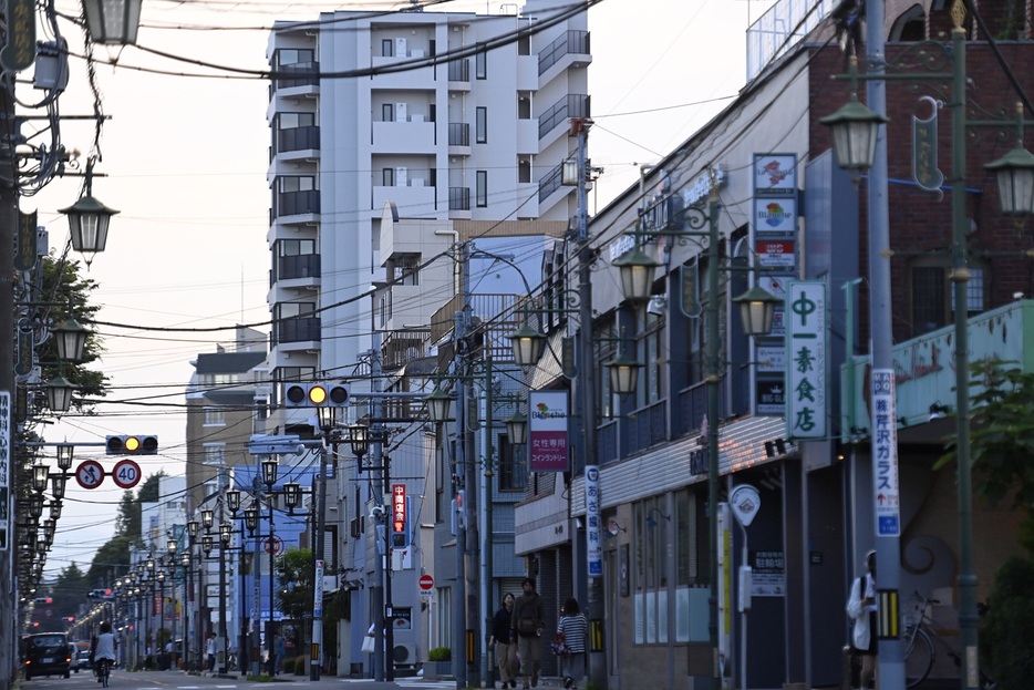 富士山の眺望が害されることから解体されることになったマンション（中央）。景観が住宅の価値に大きく影響を与える（Anadolu / gettyimages）