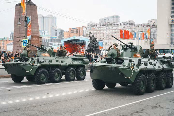 我が物顔で走行するのは戦場かパレードだけにしてほしいが（写真は5月9日の対独戦勝記念パレード、ウラジオストク）Gao Ziqian/VCG via Reuters Connect