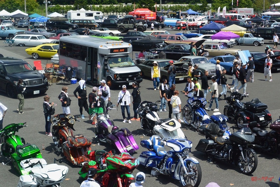 展示車両や観客のクルマやバイクを合わせて1万台近くが集結。どこもかしこもイケてるハーレーやカスタムカーが立ち並び、アメ車好きにはたまらない光景です