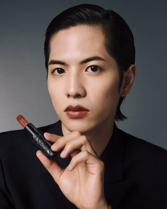 化粧品ブランド「NARS」のFriend of NARSに就任した志尊淳さん