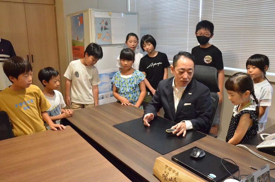 市長室で篠﨑市長に質問する子どもたち（3日午前10時15分ごろ、市役所で）