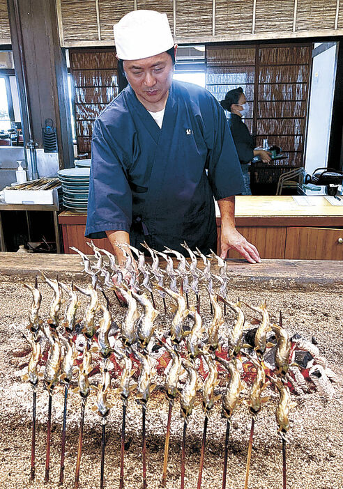 炭火焼きされるアユ＝砺波市庄川町庄の鮎や