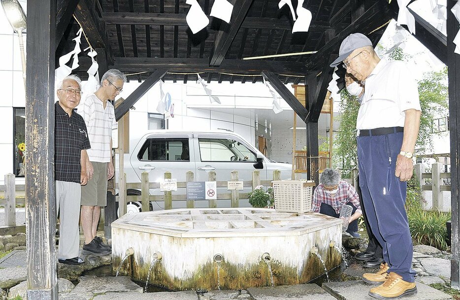 地域のシンボル源智の井戸に集う町会のメンバー