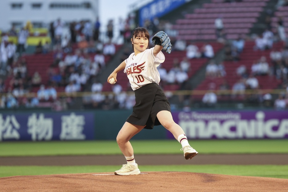 セレモニアルピッチに登場したモーニング娘。'24 石田亜佑美さん ⓒRakuten Eagles