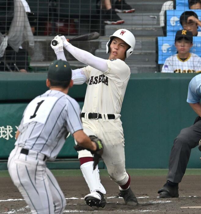 　タイブレークの１０回、サヨナラ打を放つ早実・中村心大（撮影・北村雅宏）