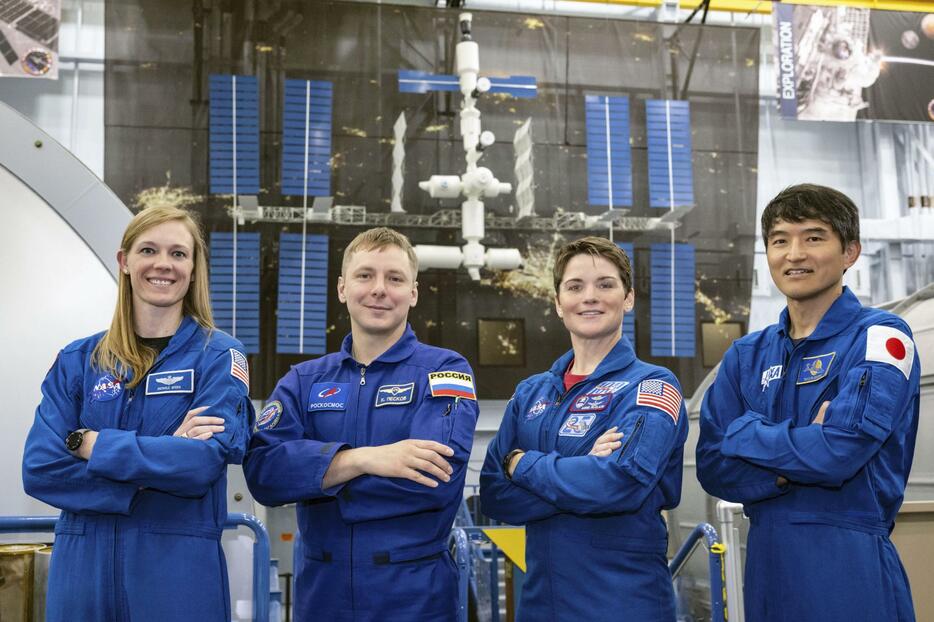 来年2月にも国際宇宙ステーションに向かう大西卓哉さん（右端）ら飛行士4人（NASA提供・共同）