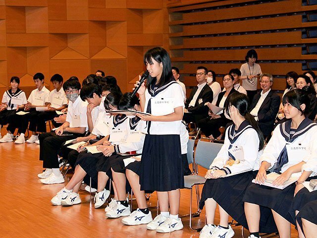 高岡を良くするための意見を述べる中学生＝高岡市生涯学習センター