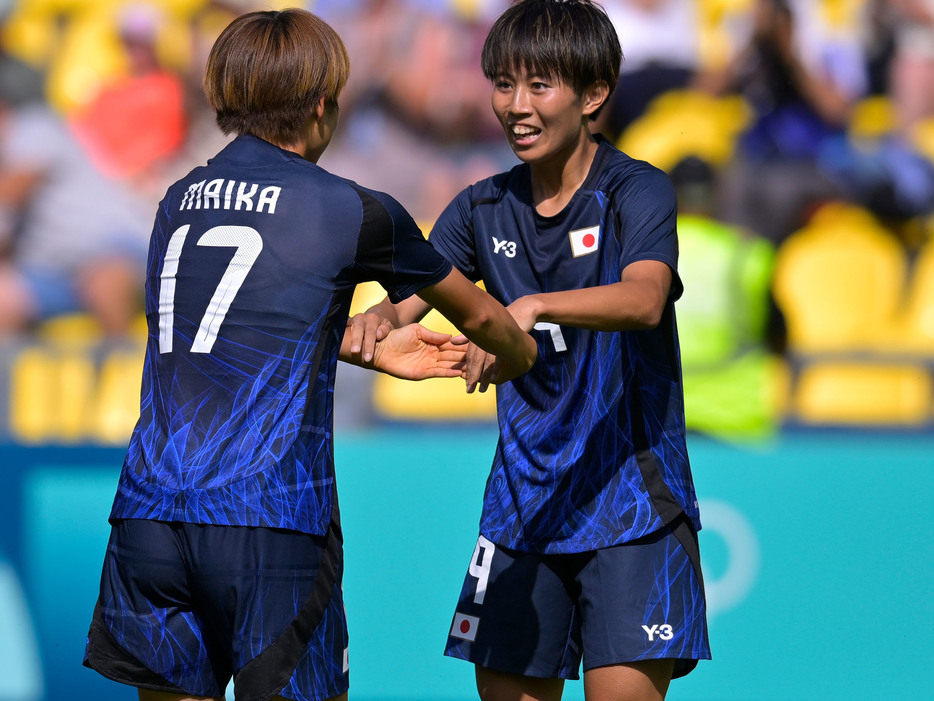 浜野まいかの“まる”に戸惑うFW植木理子(Koki NAGAHAMA/JMPA)