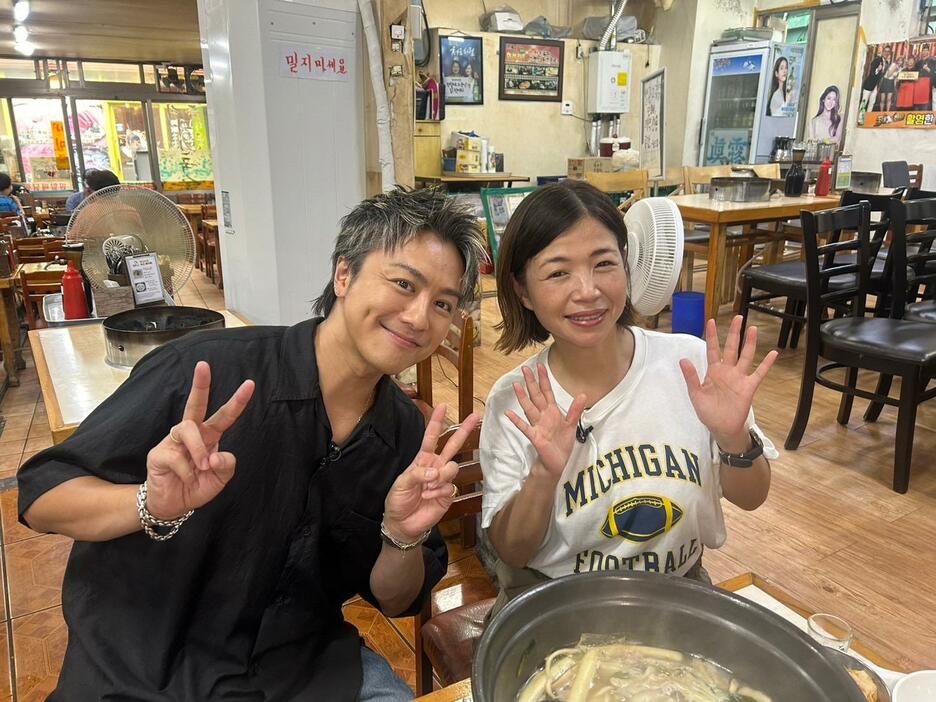 バラエティー番組「世界頂グルメ」に出演するTAKAHIROさんさん（左）と大久保佳代子さん＝日本テレビ提供