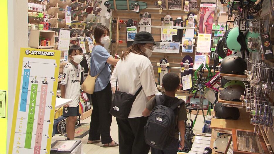 スポーツ店にも多くの人が来店