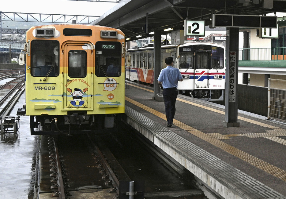 佐世保駅に停車する松浦鉄道の車両＝2024年6月、長崎県佐世保市