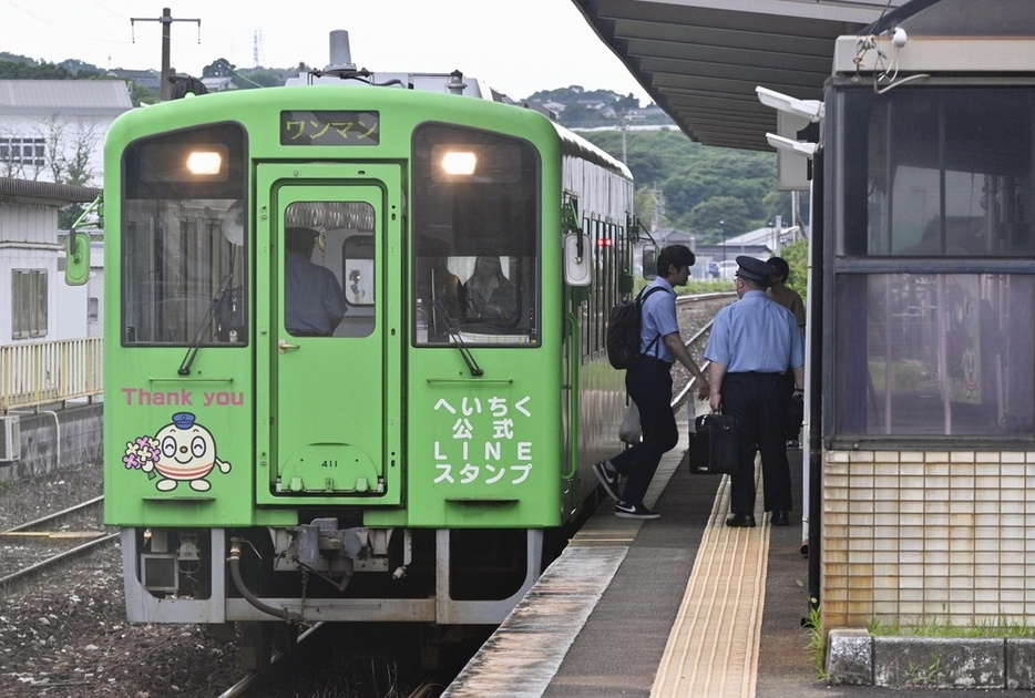 金田駅に停車する平成筑豊鉄道の車両＝2024年6月、福岡県福智町