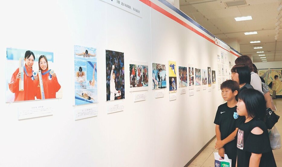 パリ五輪での日本選手の活躍を伝える写真展＝富山大和