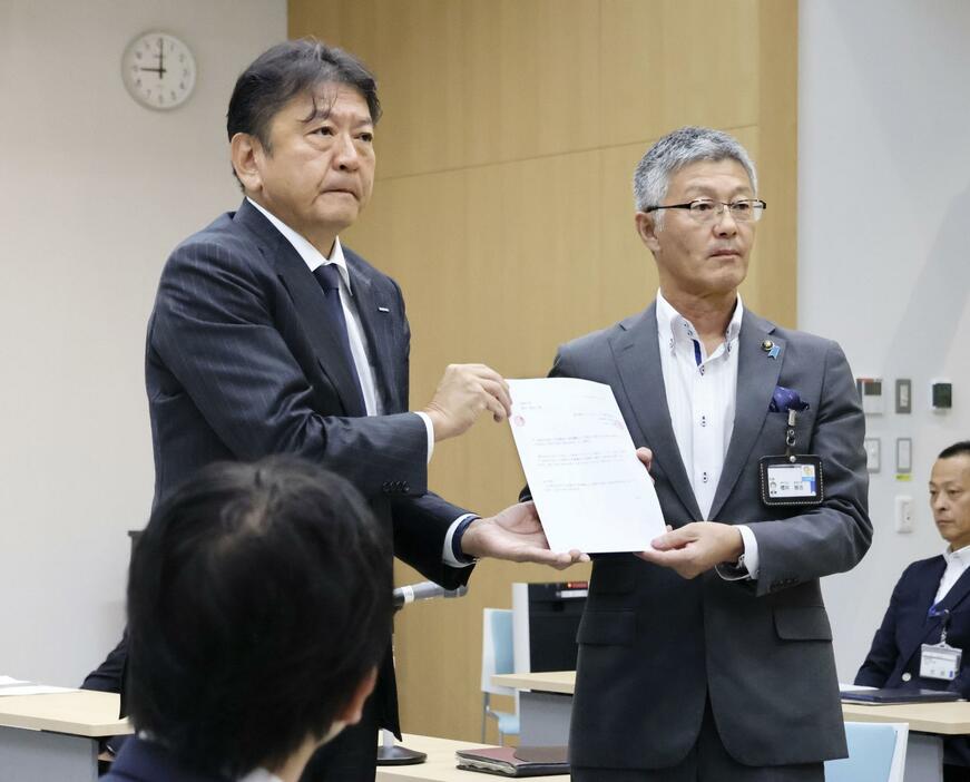 東京電力柏崎刈羽原発の廃炉を巡り、会談に臨む東電の小早川智明社長（左）と新潟県柏崎市の桜井雅浩市長＝22日午前、柏崎市役所