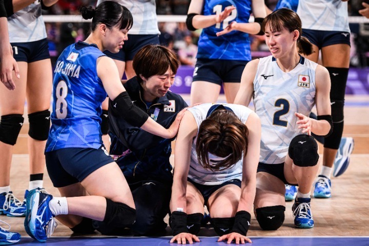 現地８月３日のケニア戦で今大会初勝利を挙げた日本だったが、４日に行なわれたフランス対米国戦で米国が１セットを取ったため、日本の予選ラウンド敗退が決まった。(C) Volleyball World