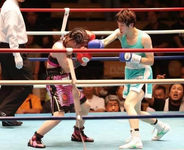 右のパンチで攻める鵜川菜央選手（右）＝２０２４年６月１４日、東京都文京区の後楽園ホール（鵜川さん提供）