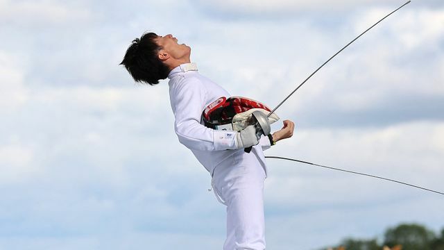 フェンシングを行う近代五種・佐藤大宗選手、撮影：準決勝(写真：ロイター/アフロ)