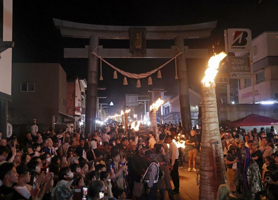 富士山の夏山シーズンの終わりを告げる「吉田の火祭り」＝26日夜、山梨県富士吉田市