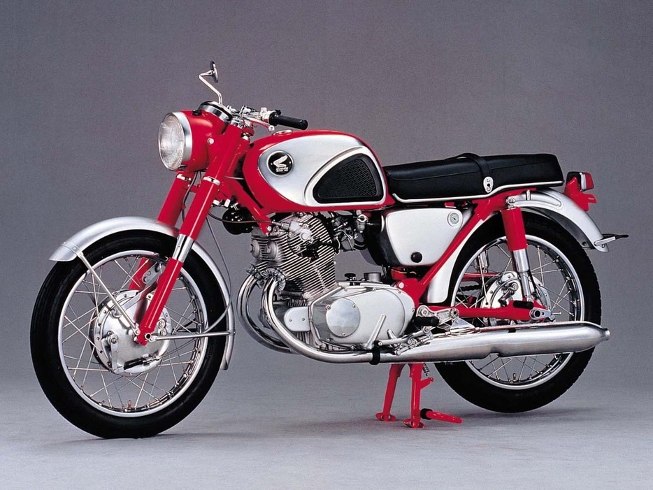 CB72（1960年） [HONDA] こちらがベースのCB72。CB92（125cc）に続いて発売されたスーパースポーツ「CB」2号機。250ccの排気量で24PSを発揮した。