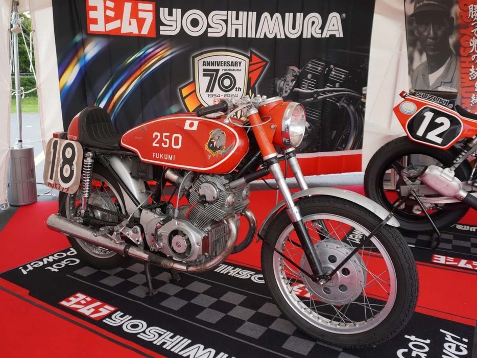 CB72レーサー [YOSHIMURA] 九州雁ノ巣のレースで活躍したヨシムラが鈴鹿18時間に用意したマシン。午後8時～翌日午後2時のレースに対応するためか、灯火機がついている。