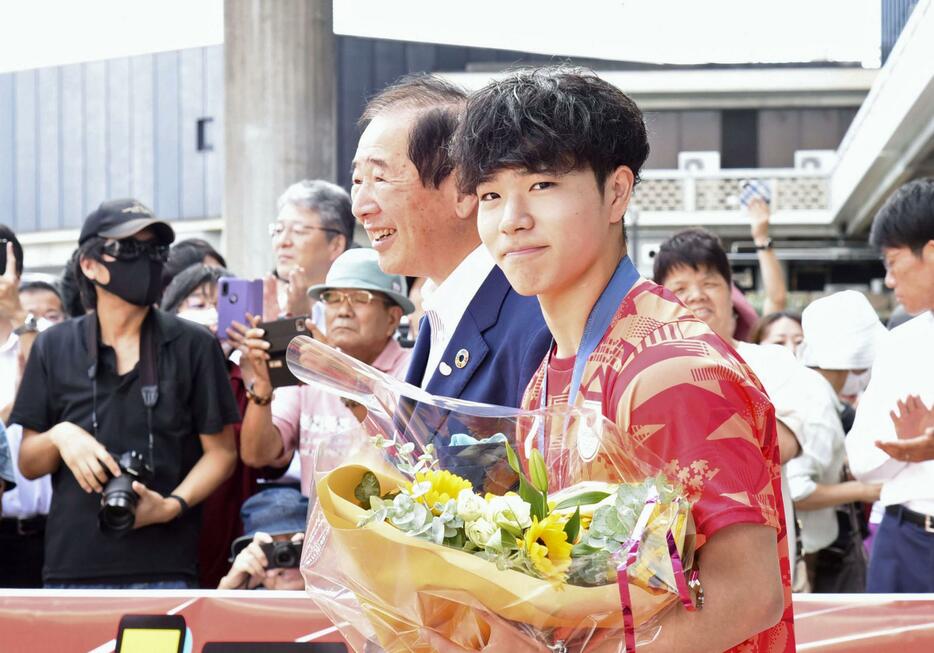 岡山県庁を訪れたパリ五輪体操男子の岡慎之助選手（手前）＝26日午前