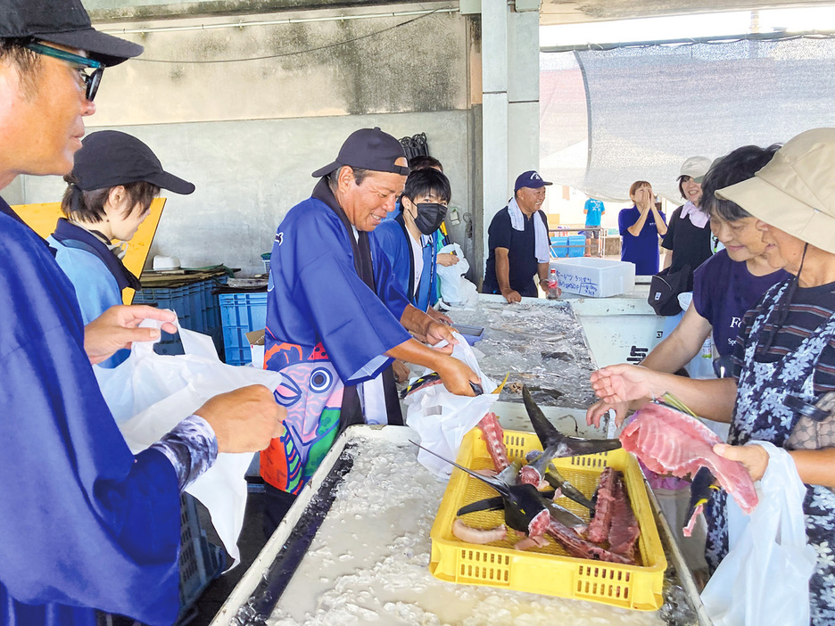 多くの買い物客や観光客でにぎわったお魚まつり＝25日、鹿児島県与論町