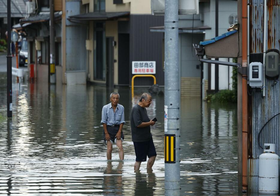 大雨による杭瀬川の氾濫で冠水した岐阜県大垣市内＝31日午後3時9分