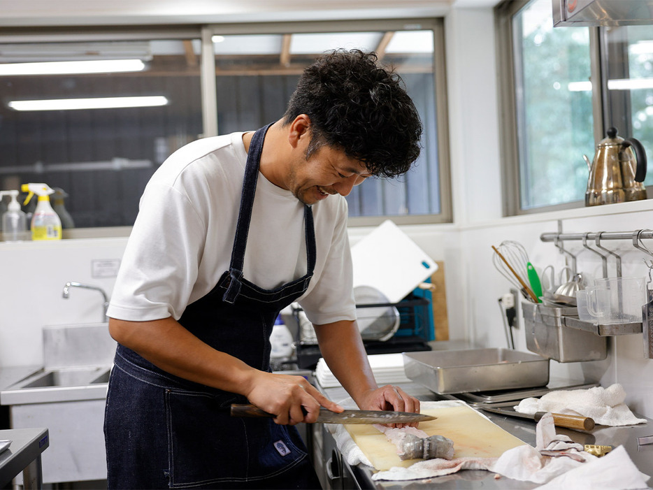 魚の捌き方を教えてくれるシェフ・原薗和也さん