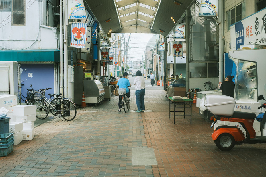 池田家が暮らす長田区の商店街の様子