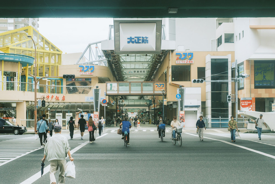 阪神淡路大震災から30年目を迎える神戸市の下町・長田区の風景。アーケードの下では、行き交う人があいさつを交わし、立ち話をする姿で溢れていた