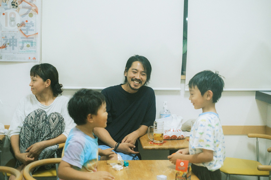 ラクタくんの友だちは、年齢的にお母さんと一緒に女湯に入ることができないため、浩基さんとラクタくんと一緒に男湯に入っており、自然と頼り頼られという現象が起きていた