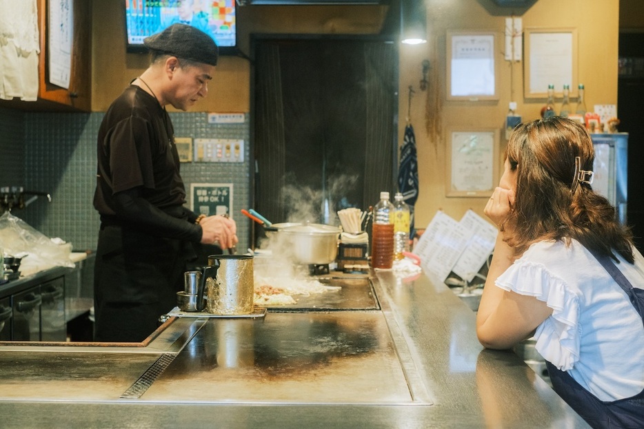 お好み焼き屋「よし駒」でのランチ。店員さんも交えて、談笑する舞さん