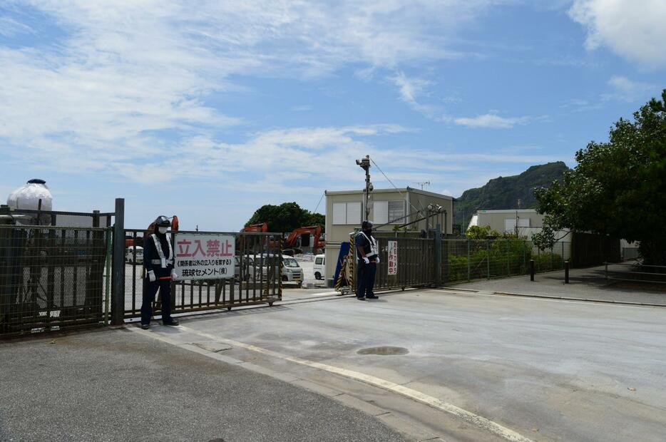 辺野古埋め立て用土砂の搬出場所の一つとなっている琉球セメント桟橋のゲート前＝21日、名護市安和