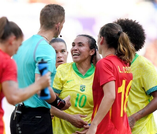 レッドカードを出されて涙するマルタ。(C)Getty Images