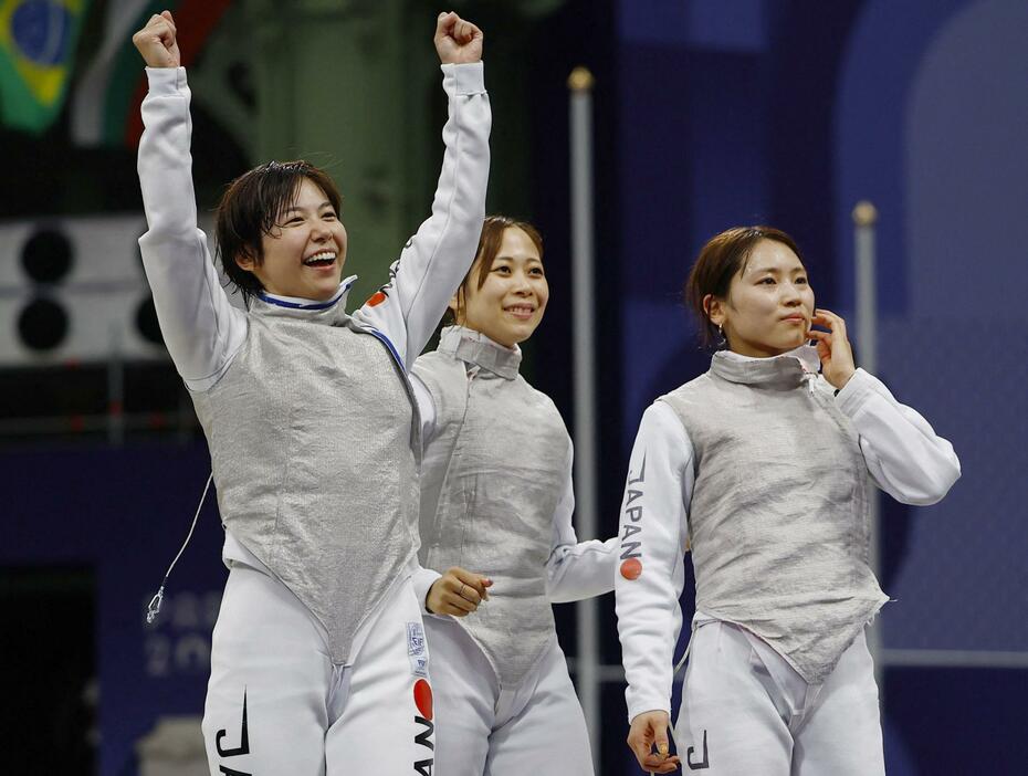 女子フルーレ団体1回戦でポーランドに勝利した日本。左から宮脇花綸、菊池小巻、東晟良＝パリ（ロイター＝共同）