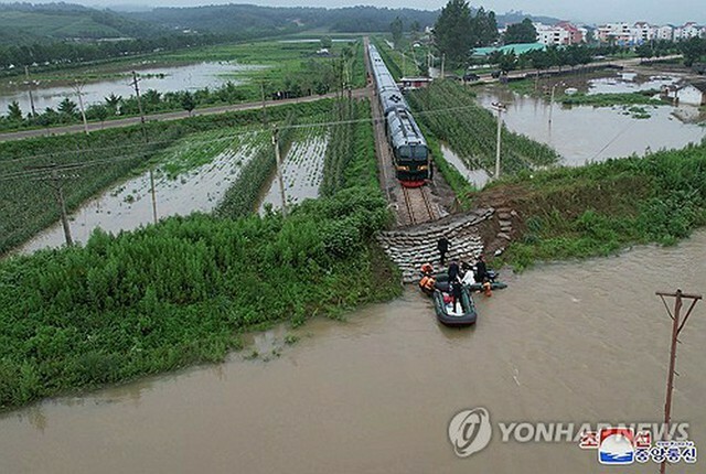 水害の被災地を視察する北朝鮮の金正恩氏＝（朝鮮中央通信＝聯合ニュース）≪転載・転用禁止≫