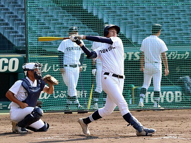 打撃練習に汗を流す富山商ナイン＝甲子園球場